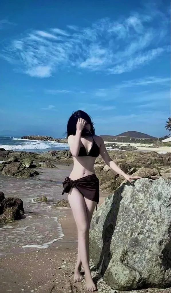 anh-gai-xinh-mac-bikini-che-mat-38