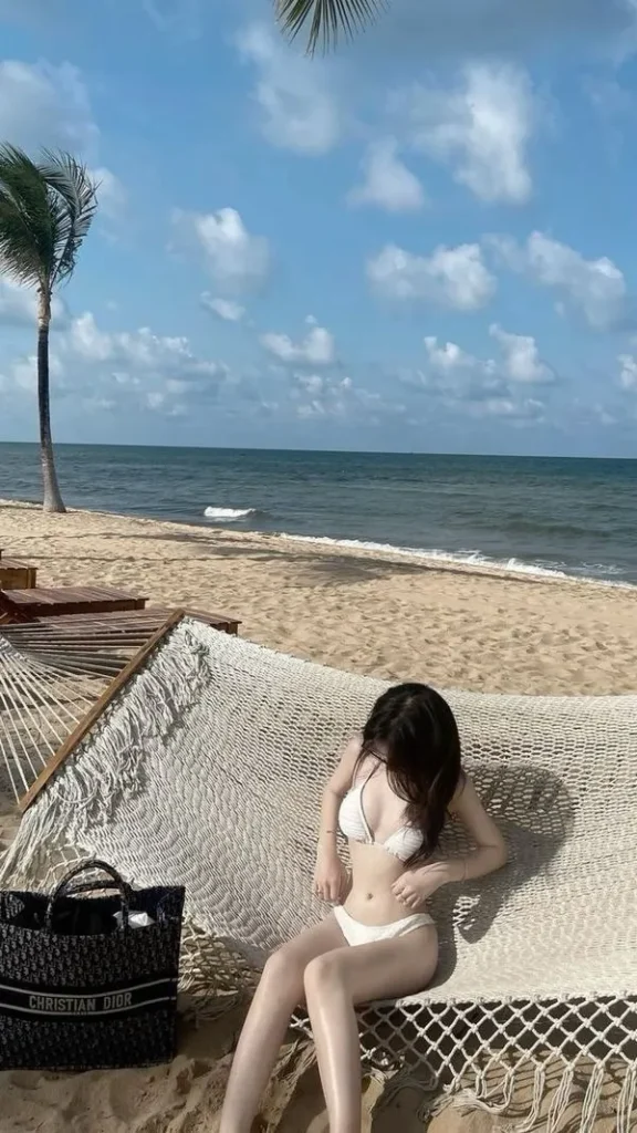 anh-gai-xinh-mac-bikini-che-mat-43