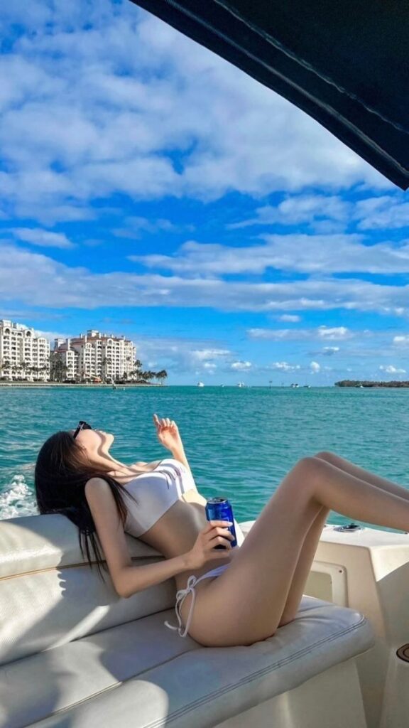 Ảnh Cô Gái Chụp Trước Gương Che Mặt