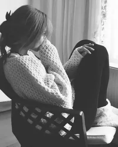 Bộ 65 Ảnh Đen Trắng Avatar Buồn Nữ chạm vào cảm xúc tâm trạng sâu lắng