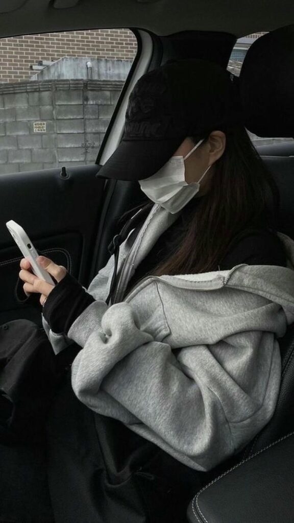 chụp ảnh ngồi trong ô tô che mặt nữ