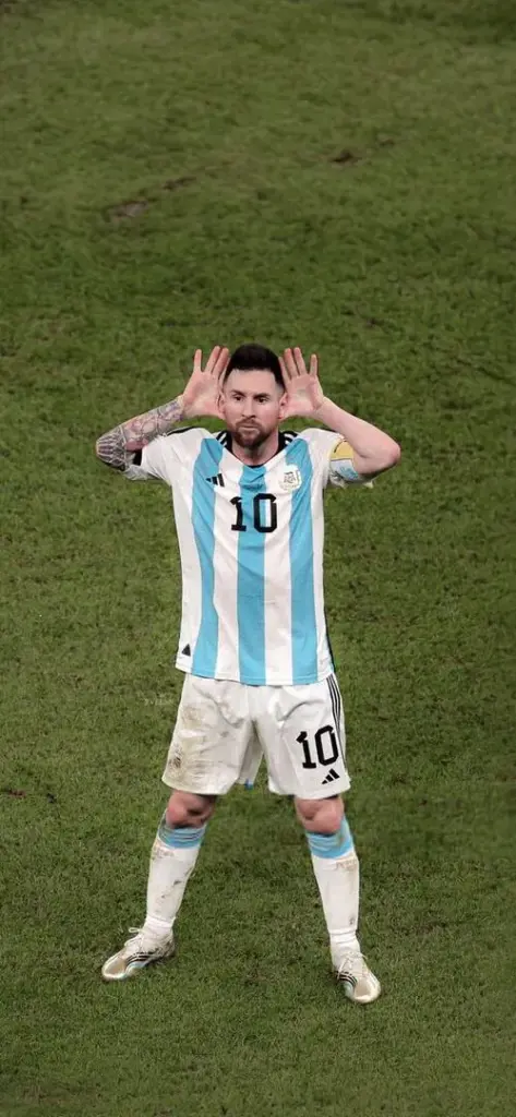 Hình nền điện thoại bắt trọn hình ảnh siêu sao trong màu áo sọc xanh trắng đang cúi đầu suy tư với độ tương phản động cực tốt trên màn hình.