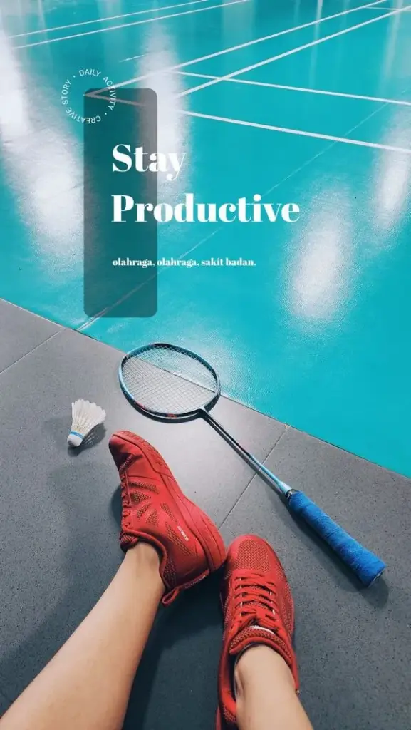 Đôi chân vận động viên nghỉ ngơi bên chiếc vợt sau giờ tập luyện căng thẳng trên nền xanh dịu mát thể hiện tinh thần thể thao vô cùng kiên trì.