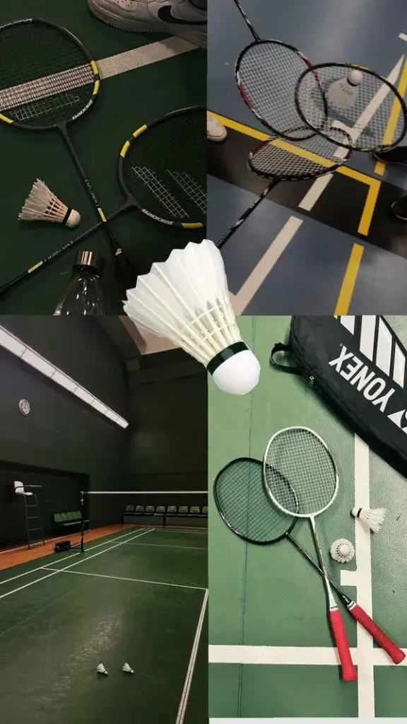 Cận cảnh chiếc vợt chuyên dụng màu đen huyền bí đặt cạnh quả cầu lông trắng tinh khôi trên nền thảm sân chuyên nghiệp mang vẻ đẹp sang trọng lạ thường.