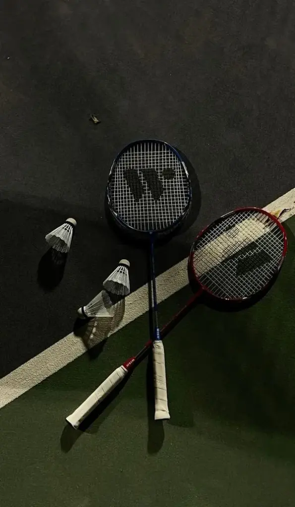 Ảnh nền đen trắng đặc tả phần cán vợt và quả cầu với góc nhìn trực diện tạo nên một sự tập trung tối đa vào khả năng phản xạ của người chơi.