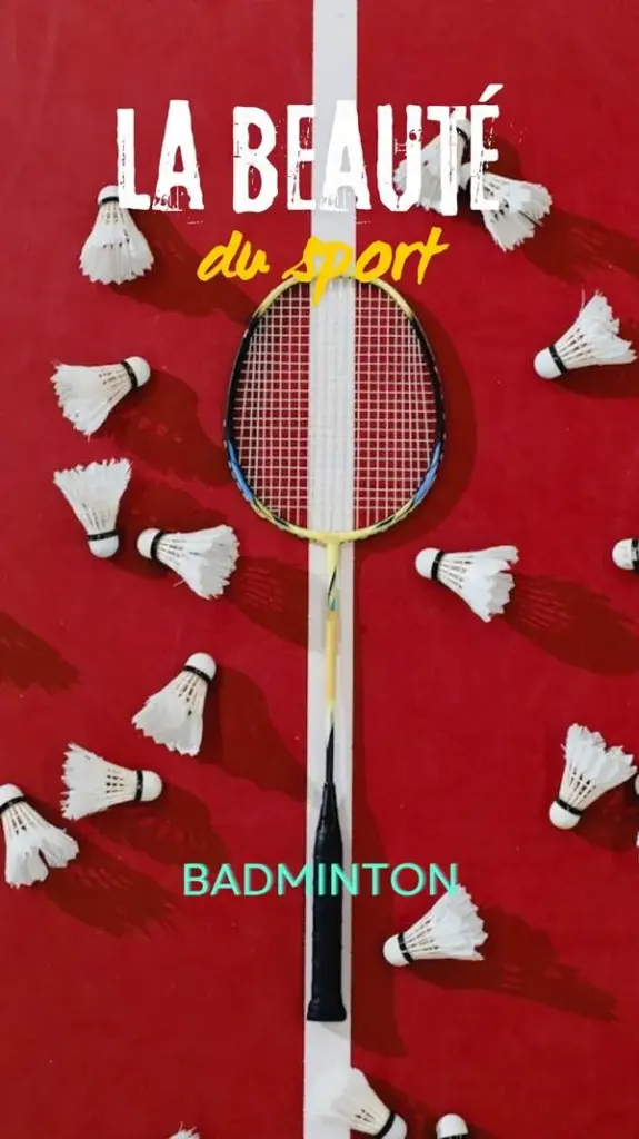 Hình nền điện thoại với tông đỏ rực rỡ sắp xếp quả cầu xung quanh chiếc vợt theo hình tròn đồng tâm tạo nên vẻ đẹp đối xứng vô cùng hoàn hảo.