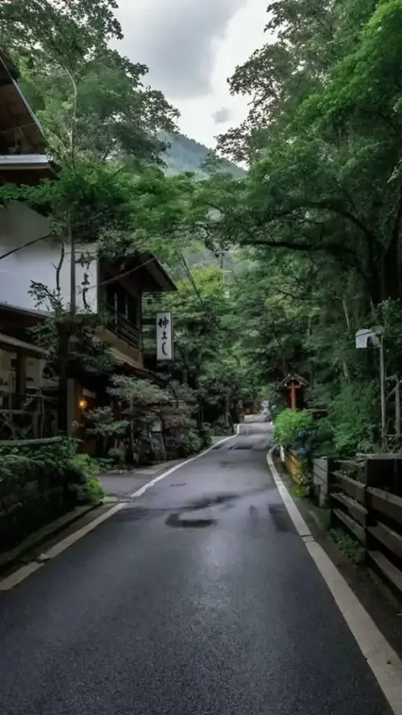 Con đường nhựa ướt uốn qua khu rừng xanh rậm, vài ngôi nhà thấp nép sau tán cây khiến nền máy tính phong cảnh này mang cảm giác yên và dễ chịu