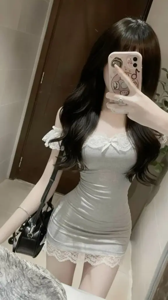 Ảnh vóc dáng đẹp trước gương, hông cong tinh tế, tóc dày, gương mặt che nhẹ vẫn rất cuốn